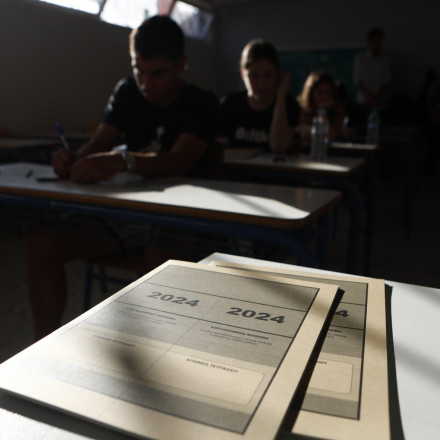 Πανελλήνιες: Δείτε τα θέματα στις σημερινές εξετάσεις των ΕΠΑΛ