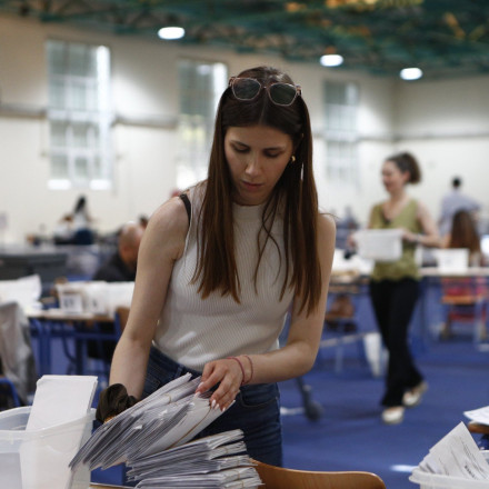 Επιστολική ψήφος: Περισσότεροι από 160.000 φάκελοι στο κέντρο διαλογής Περιστερίου