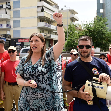 Η Κωνσταντοπούλου πήγε στη συγκέντρωση των πυροσβεστών και πήρε την ντουντούκα