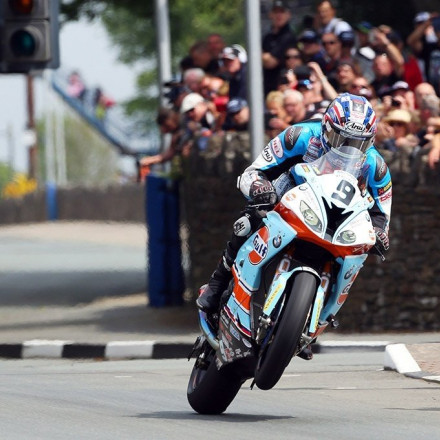 Ζήσε για λίγο την τρομακτική ταχύτητα των μοτοσυκλετών στο Isle Of Man