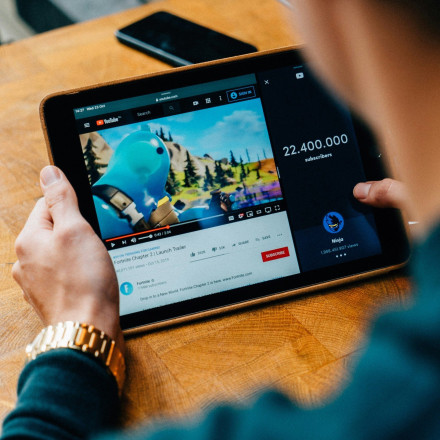 To YouTube περιορίζει την πρόσβαση των ανηλίκων σε βίντεο με όπλα