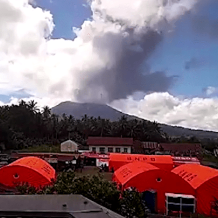 Συναγερμός στις Φιλιππίνες: «Ξύπνησε» ηφαίστειο - Εικόνες από την πύρινη κόλαση