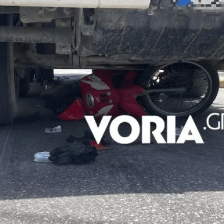 Τραγική κατάληξη: Έχασε τη μάχη με τη ζωή η 60χρονη που σφήνωσε με το μηχανάκι της κάτω από φορτηγό