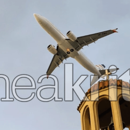 Εικόνα που κόβει την ανάσα: Τζετ περνάει «ξυστά» από το καμπαναριό εκκλησίας