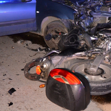 Τροχαίο σοκ στη Βούλα: Νεκρός μοτοσικλετιστής - «Καρφώθηκε» σε κορμό δέντρου