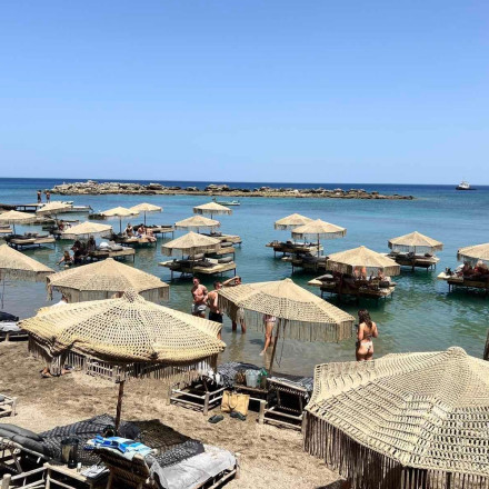 Ρόδος: Ξηλώνονται ξανά ξαπλώστρες στο beach bar με τον σερβιτόρο - «κολυμβητή»