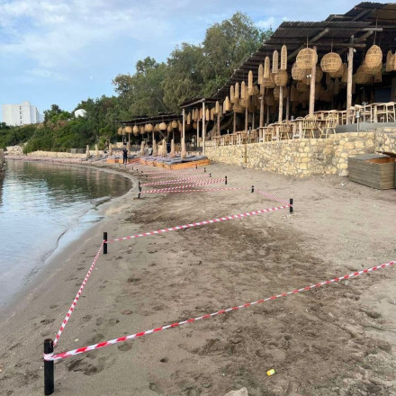 Ρόδος: Παρελθόν οι ξαπλώστρες και οι μεταλλικές κατασκευές στο beach bar