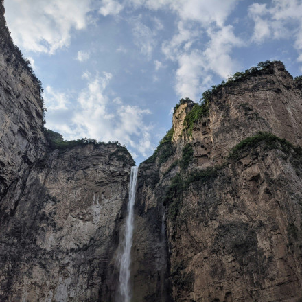 Σάλος στην Κίνα με διάσημο καταρράκτη: Πεζοπόρος αποκάλυψε τον «μυστικό» σωλήνα