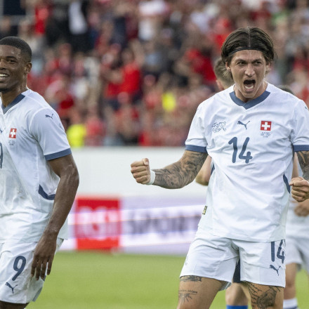 Αγωνία στην ΑΕΚ, τραυματίστηκε ο Τσούμπερ - «Σέρβιραν» γκολ Ζίβκοβιτς και Μλαντένοβιτς [vid]