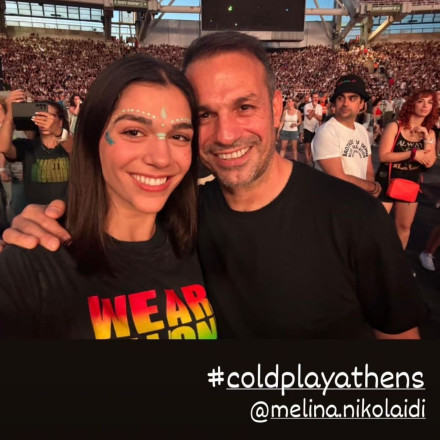 Coldplay: Ο Ντέμης Νικολαΐδης με την σύντροφό του και την κόρη του στην συναυλία
