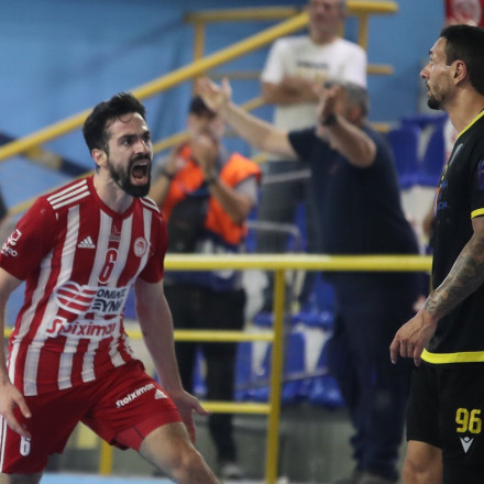 Ο Ολυμπιακός νίκησε την ΑΕΚ και πάει για... στέψη στο ΟΑΚΑ