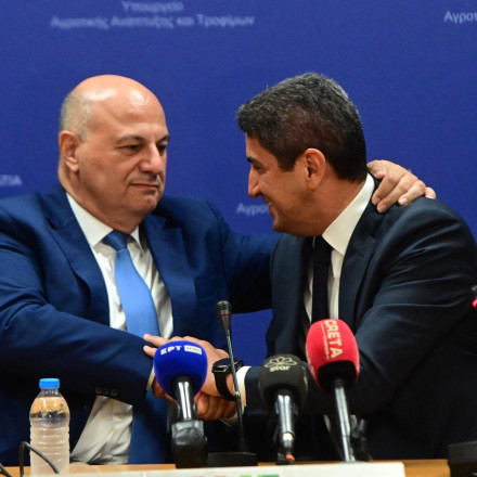 Παράδοση - παραλαβή στο Υπουργείο Αγροτικής Ανάπτυξης: Τι είπαν Τσιάρας και Αυγενάκης
