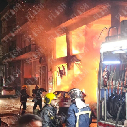 Φωτιά σε επιχείρηση στα Πατήσια - Σοβαρές ζημιές σε διαμερίσματα - Καταστράφηκαν αυτοκίνητα