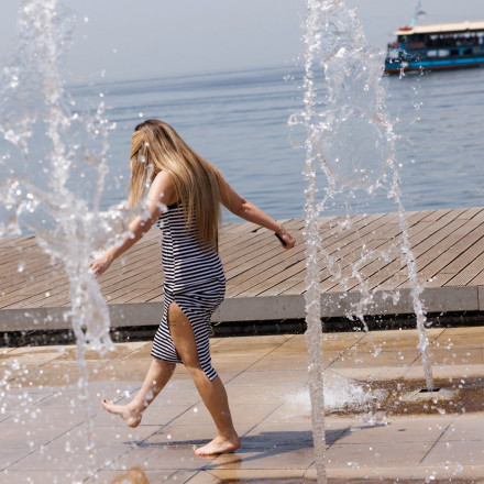 Τελικά είναι καύσωνας ή παρατεταμένη ζέστη; Ο Σάκης Αρναούτογλου εξηγεί