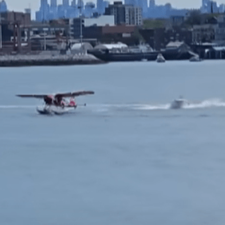 Βίντεο σοκ: Η στιγμή που υδροπλάνο συγκρούεται με σκάφος στον Καναδά