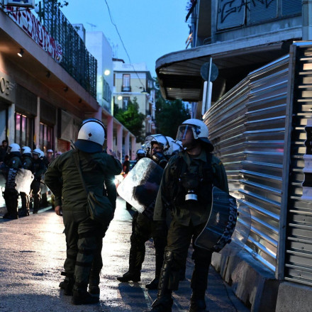 Η ανακοίνωση της ΕΛΑΣ για τα επεισόδια στα Εξάρχεια: Μολότοφ και συλλήψεις