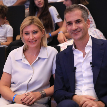 Η αντίδραση της Κοσιώνη όταν είπαν ότι ο Μπακογιάννης πήγε στους Coldplay με τη σύζυγό του!