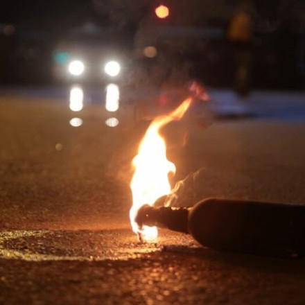 Εξάρχεια: Νύχτα έντασης με μολότοφ, καμένο ΙΧ, 7 συλλήψεις και τρεις αστυνομικούς στο 401