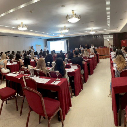 Ο Όμιλος Intrafashion δημιουργεί “Pink Woman” Training Stores