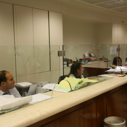 Παγκράτι: Συνελήφθη τραπεζική υπάλληλος για απάτες και πλαστογραφία