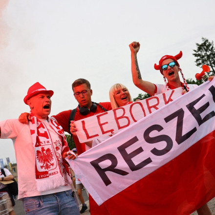 «Πουτ@ν@ Ρωσία» φώναζαν Πολωνοί οπαδοί έξω από την ρωσική πρεσβεία [vid]