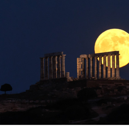 Πανσέληνος Ιουνίου 2024: Μαγευτικές εικόνες από την πανσέληνο της «Φράουλας»