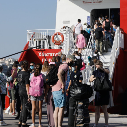 Ξεκίνησε η μεγάλη έξοδος του καλοκαιριού – «Ασφυξία» σε λιμάνια και εθνικές οδούς