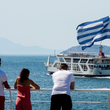 Εκτοξεύθηκαν οι τιμές του πετρελαίου: Τσιμπάει η βενζίνη - Πώς επηρεάζονται τα ακτοπλοϊκά εισιτήρια