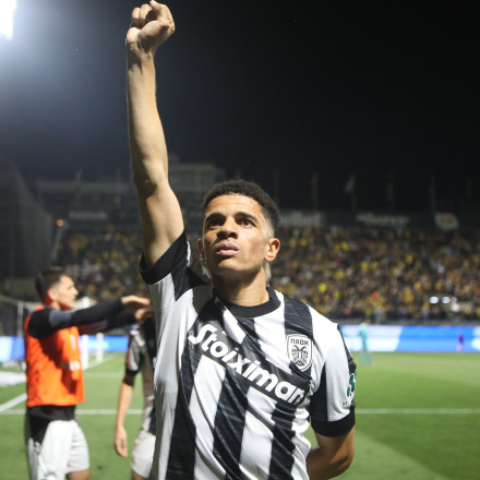 Οπαδός του ΠΑΟΚ έκανε τατουάζ το συμβολικό πανηγυρισμό του Τάισον - Η αντίδραση του Βραζιλιάνου