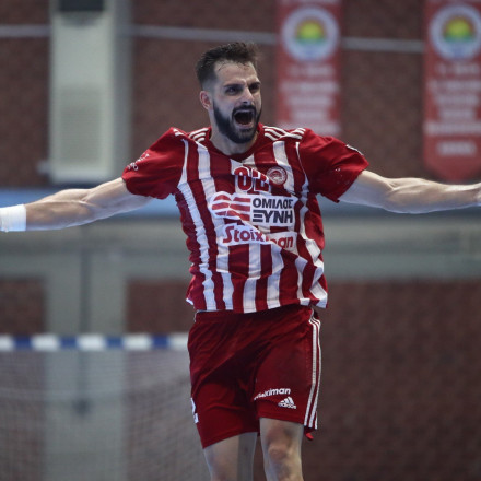 Ο Ολυμπιακός «εκθρόνισε» την ΑΕΚ και επέστρεψε στα πρωταθλήματα χάντμπολ