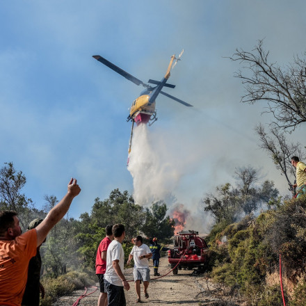 Φωτιά τώρα στην Κερατέα - Επιχειρούν στο σημείο και εναέρια μέσα