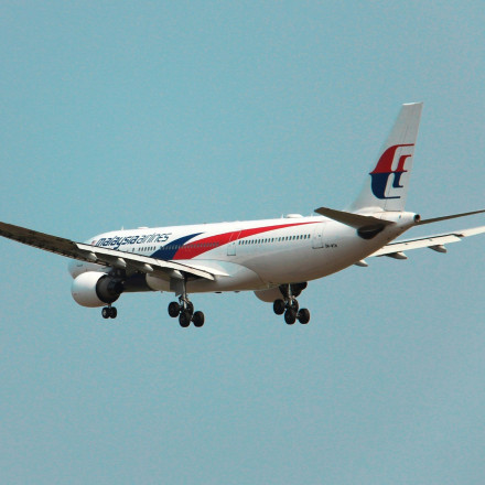 Τρόμος σε πτήση: Boeing της Malaysia Airlines πιάνει φωτιά στον αέρα - Βίντεο ντοκουμέντο