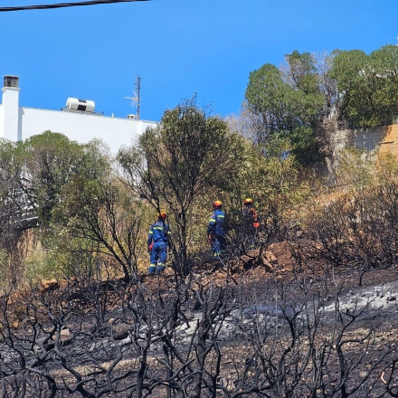 Υπό έλεγχο η φωτιά σε Ανάβυσσο: Ήχησε το 112 στο Μαύρο Λιθάρι - Άνοιξε η Αθηνών - Σουνίου