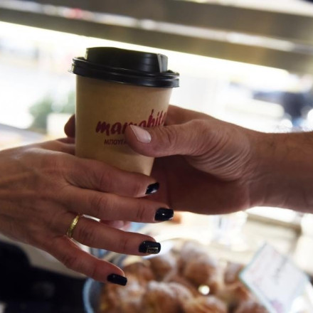 Καφές: ΦΠΑ 13% για take away και delivery αλλά 24% αν σας τον σερβίρουν στο τραπέζι