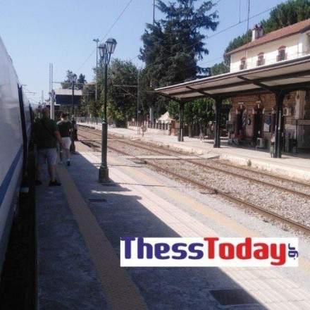 Ακινητοποιήθηκε επιβατικό τρένο λόγω της φωτιάς στη Θήβα – Ταλαιπωρία για δεκάδες επιβάτες