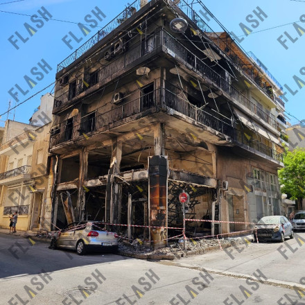 Πατήσια: Μεγάλες οι ζημιές στη γειτονιά από τη φωτιά σε πολυκατοικία - Δείτε φωτογραφίες