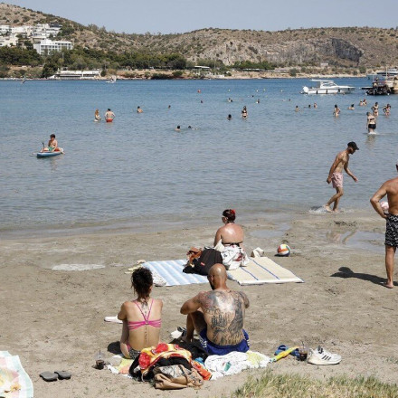 Ο καύσωνας  πλημμύρισε τις παραλίες της Αττικής - Δείτε τα πλάνα δροσιάς