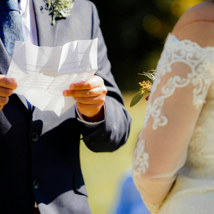 Απίστευτο: Νύφη αντί για όρκους διάβασε τα μηνύματα του άντρα της με άλλη!