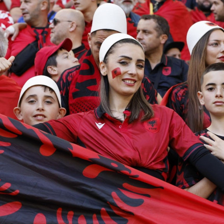 Δημοσιογράφος σχημάτισε τον «αετό» της Αλβανίας και αποκλείστηκε από το Euro2024 [vid]