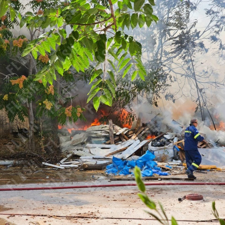 «Κλείστε πόρτες και παράθυρα»: Μήνυμα του 112 για τη φωτιά σε κτίριο στο Μοσχάτο