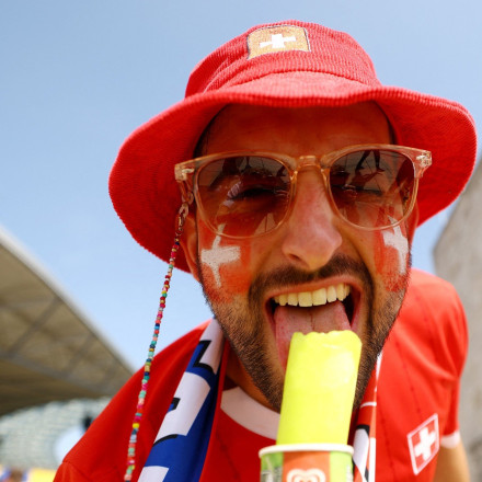 Φίλαθλος έκανε... πρόταση γάμου στις κερκίδες του Ελβετία-Ιταλία