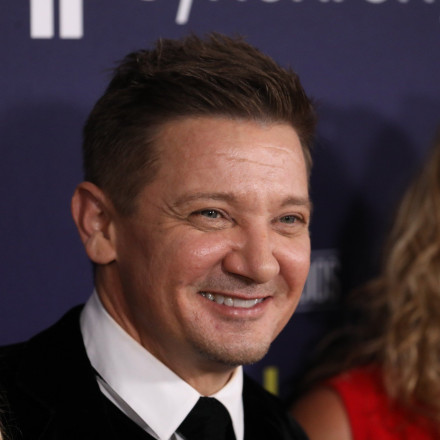 Ο Τζέρεμι Ρένερ «επέστρεψε από τους νεκρούς» μετά το σοβαρό ατύχημα στο οποίο έσπασε 38 κόκαλα