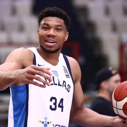 Με την εντυπωσιακή μπλε φανέλα η Εθνική κόντρα στις Μπαχάμες και με τον Giannis