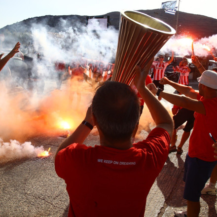 «Κοκκίνισε» η Κεφαλονιά: Οι φίλοι του Ολυμπιακού πανηγυρίζουν τις ευρωπαϊκές κούπες