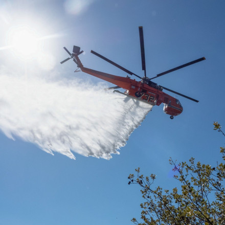 Χωρίς ενεργό μέτωπο η φωτιά στη Τζια - Ήχησε ξανά το 112