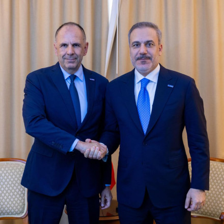 Η Αθήνα απαντά στον Φιντάν για τη Μέση Ανατολή: «Δεν δεχόμαστε υποδείξεις για την πολιτική μας»