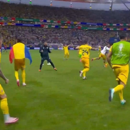 Σλοβάκοι και Ρουμάνοι πανηγυρίζουν παρέα την πρόκριση στους «16» μετά τη λήξη της αναμέτρησης[vid]