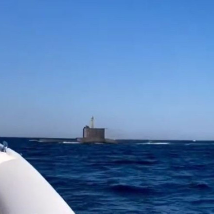 Φουσκωτό βόλταρε και «έπεσε» πάνω σε υποβρύχιο!