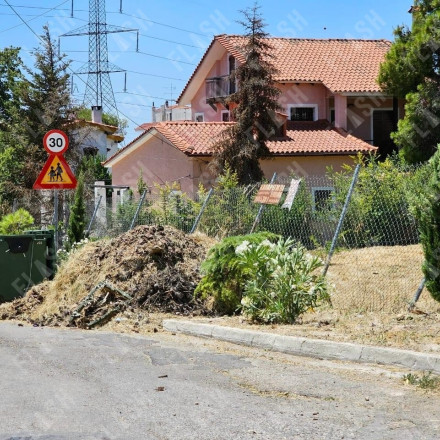 Βόρεια προάστια: Ξερά χόρτα, σκουπίδια - Οδοιπορικό του flash.gr στα οικόπεδα