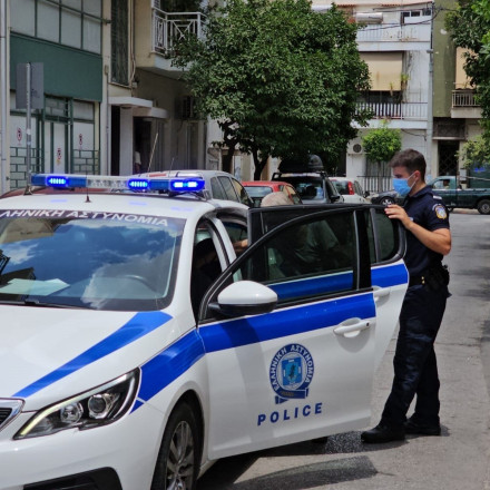 Μαρτυρίες σοκ από τους γείτονες για τη νεκρή στο Κερατσίνι: «Την έσπαγε συνέχεια στο ξύλο»